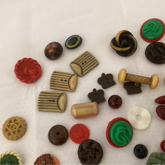 Collector old plastics sewing buttons - Picture 4 of 8